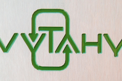 Gravírované logo.