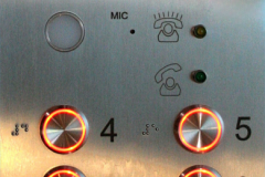 Kabínové tablo s BA590, laserové logo, gravírované stanice.